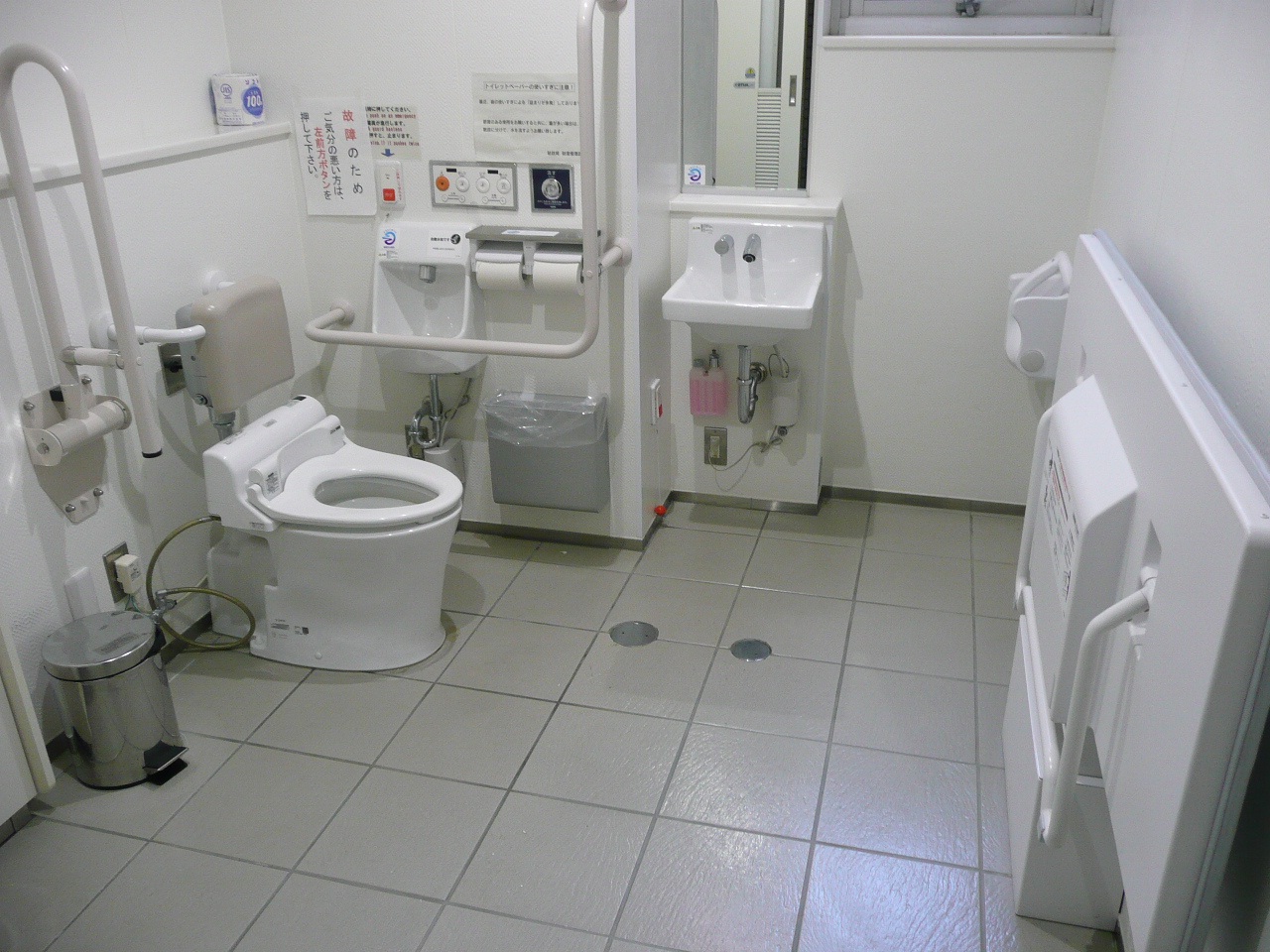 【画像】可動式の手すりなどの設備があるトイレ2
